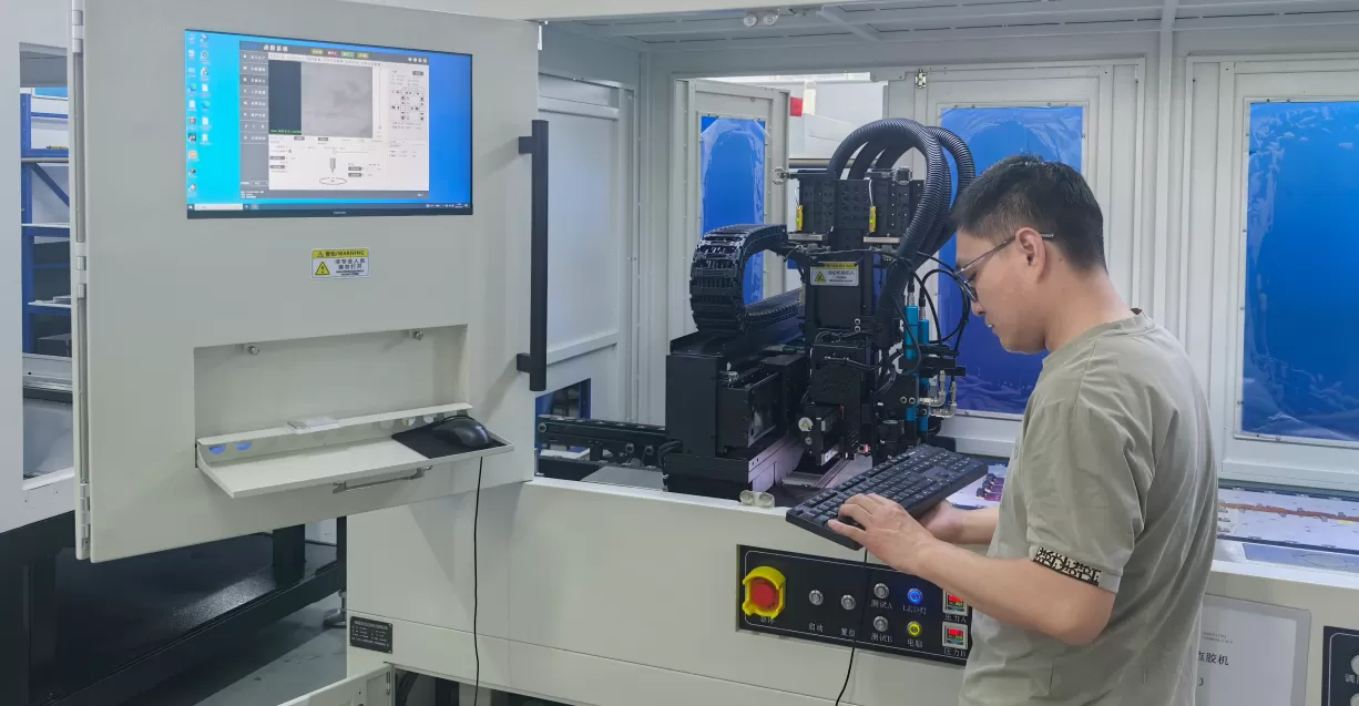 Workers at the More factory are debugging the automatic dispensing machine.